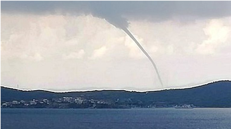 Εντυπωσιακές εικόνες από υδροστρόβιλο στη Χαλκιδική