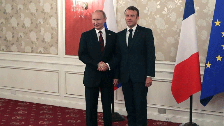 Μακρόν σε Πούτιν: H Ρωσία οφείλει να σεβαστεί τις δημοκρατικές αρχές
