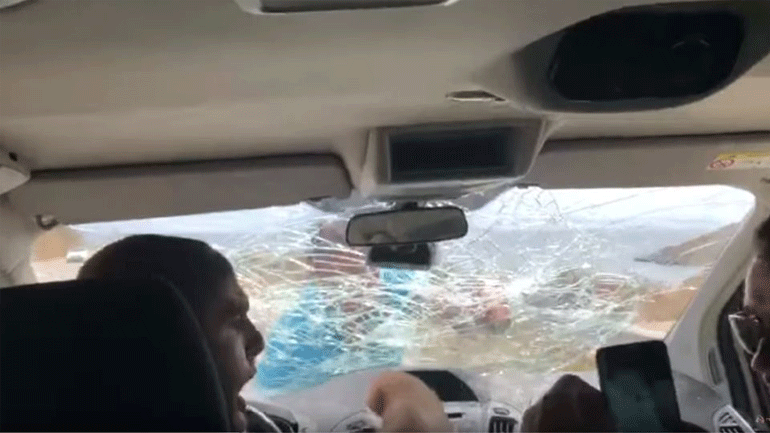 Έξαλλος εστιάτορας στην Αλβανία σπάει το παρμπρίζ δυσαρεστημένων πελατών