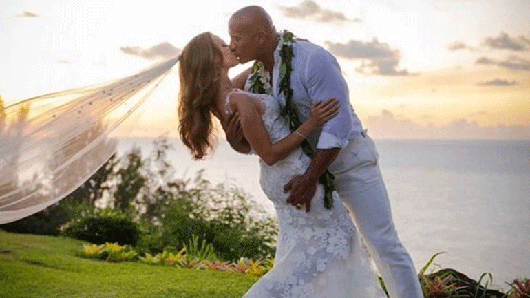 Dwayne Johnson: Παντρεύτηκε μετά από 12 χρόνια σχέσης με την Lauren Hashian