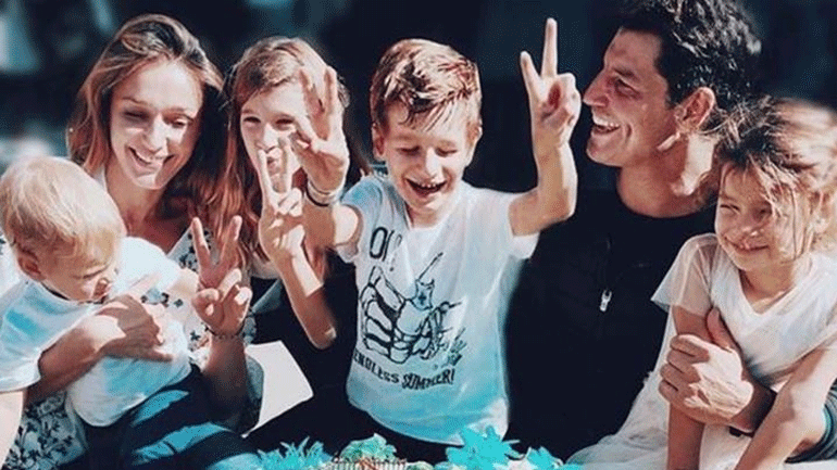 Το τρυφερό στιγμιότυπο του Σάκη Ρουβά με τα παιδιά του στην παραλία