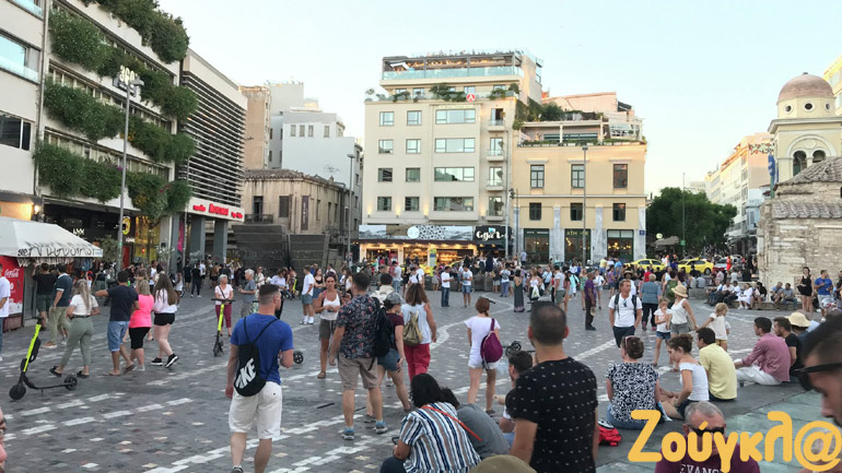 Άδειο από Έλληνες, γεμάτο από τουρίστες το κέντρο της Αθήνας
