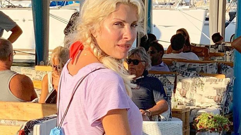 Ελένη Μενεγάκη: Ποζάρει με τις κόρες της στην Κεφαλονιά!