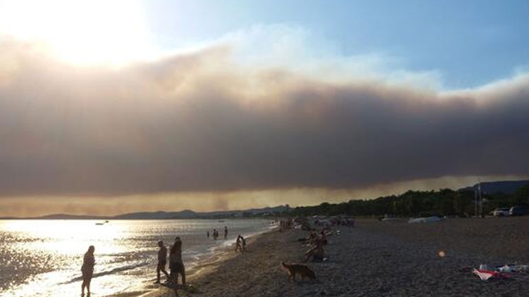 Μεγάλη πυρκαγιά στη Σμύρνη – Μέχρι τα νησιά του Αιγαίου ο καπνός