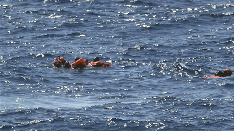 Open Arms: Απελπισμένοι οι μετανάστες πέφτουν στη θάλασσα Open Arms: Απελπισμένοι οι μετανάστες πέφτουν στη θάλασσα