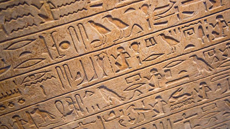 Ο αρχαιολόγος Ζάχι Χαουάς προτρέπει την αιγυπτιακή κυβέρνηση να θεσμοθετήσει μάθημα ιερογλυφικών