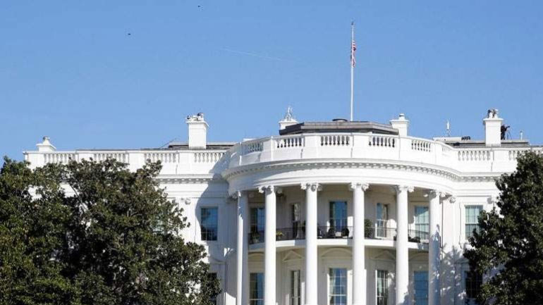 Ο Λευκός Οίκος εξετάζει το ενδεχόμενο να προχωρήσει σε μειώσεις φόρων και δασμών