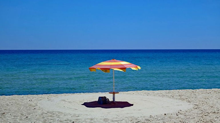 Γάλλοι τουρίστες έκλεψαν 40 κιλά… άμμο από τη Σαρδηνία και κινδυνεύουν να μπουν φυλακή