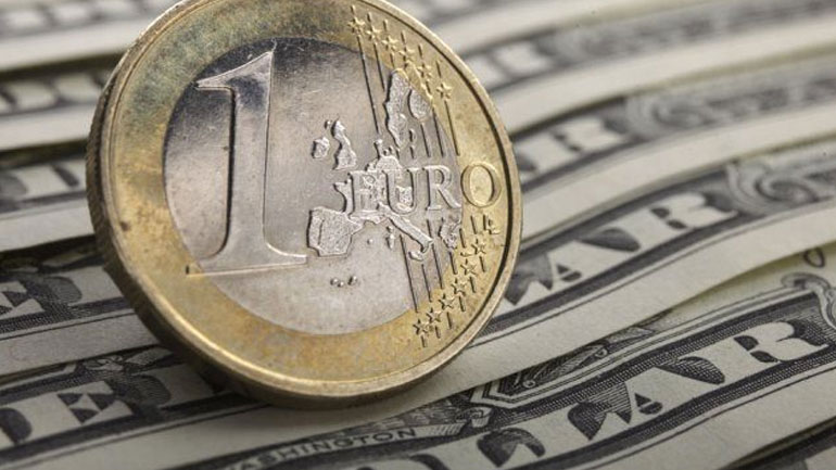 Το ευρώ υποχωρεί οριακά 0,03%, στα 1,1077 δολάρια