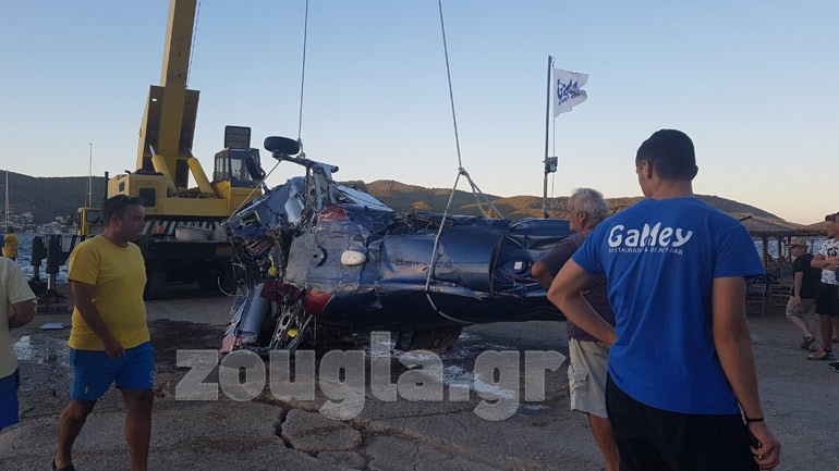 Η ανάσυρση του ελικοπτέρου από τα νέρα του Πόρου