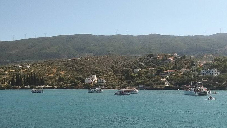 Μεταφέρονται γεννήτριες στον Πόρο μετά το μπλακ άουτ από την πτώση του ελικοπτέρου Μεταφέρονται γεννήτριες στον Πόρο μετά το μπλακ άουτ από την πτώση του ελικοπτέρου