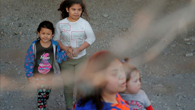 Η κυβέρνηση Τραμπ σχεδιάζει να κρατά έγκλειστες οικογένειες μεταναστών