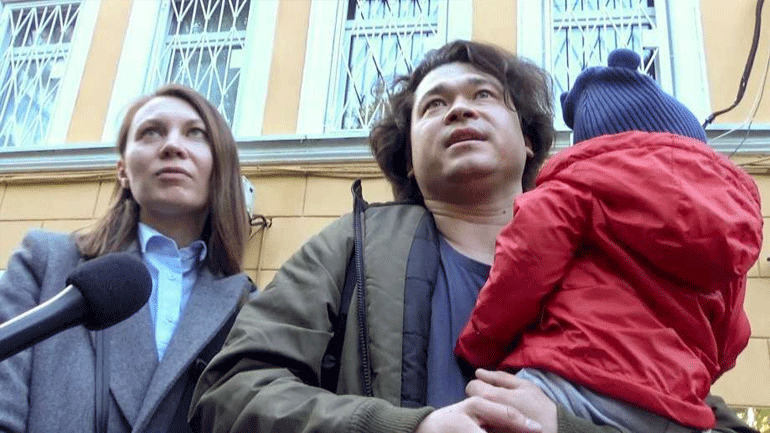 Ζευγάρι Ρώσων χάνει την κηδεμονία του παιδιού του επειδή συμμετείχε σε διαδήλωση