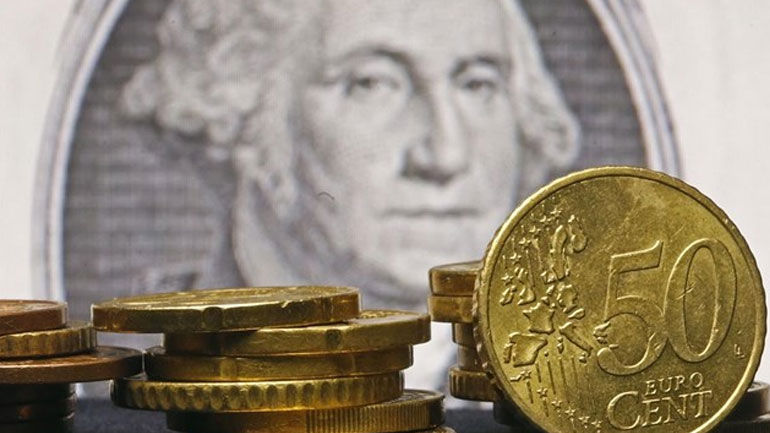 Υποχωρεί το ευρώ έναντι του δολαρίου