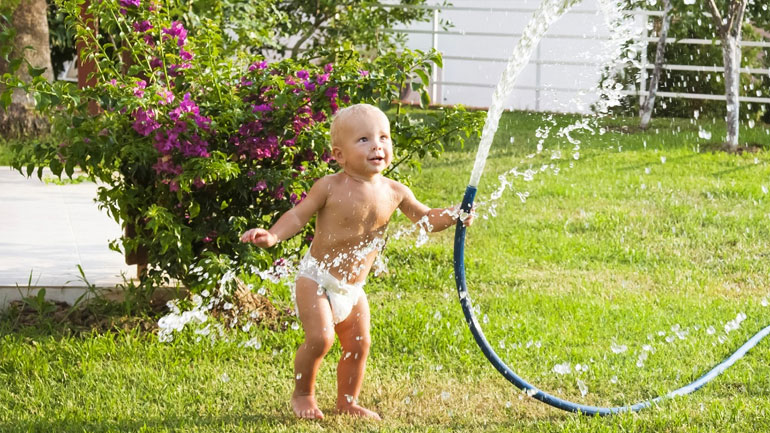Πώς θα κάνετε ασφαλή τον κήπο σας για το μωρό