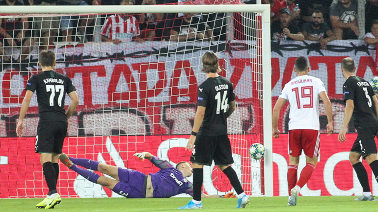 Η μπάλα λίγο πριν αναπαυτεί στα δίχτυα του γκολκίπερ των Ρώσων