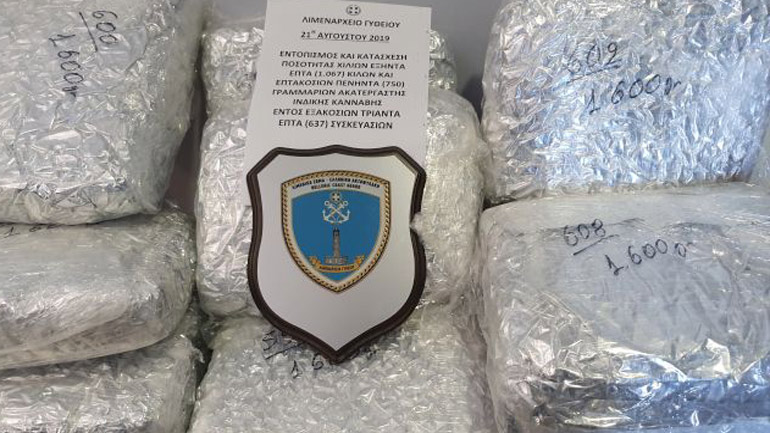 Γύθειο: Οι λιμενικοί συνέλαβαν δύο άνδρες σε σκάφος για την κατοχή ενός τόνου κάνναβης