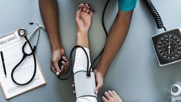 Η υψηλή αρτηριακή πίεση στην ηλικία των 30 θέτει σε κίνδυνο την υγεία του εγκεφάλου