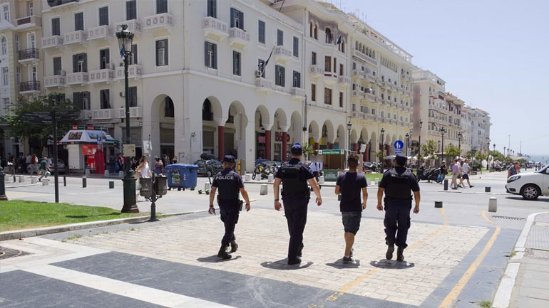 Πεζές περιπολίες στη Θεσσαλονίκη – Έλεγχοι σε 13.693 άτομα