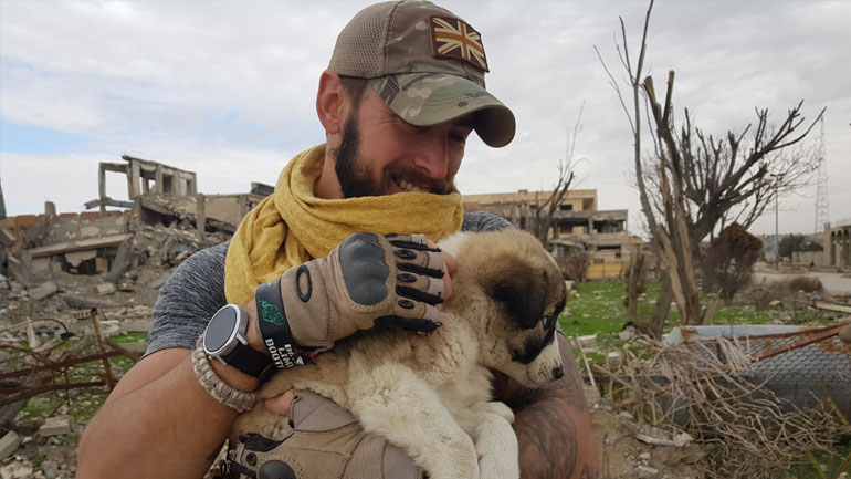 Ο Βρετανός που έσωσε κουτάβι από συντρίμμια στη Ράκα έκανε τη ζωή τους… βιβλίο