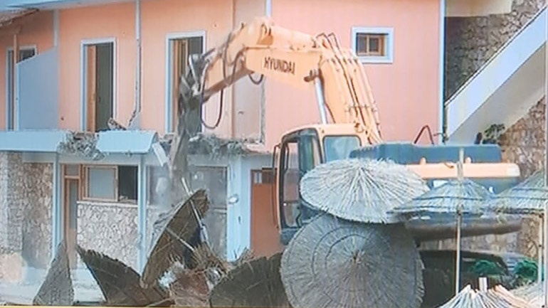 Γκρέμισαν με μπουλντόζα το μαγαζί του έξαλλου αλβανού εστιάτορα