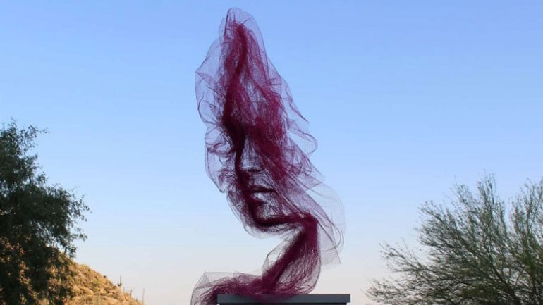 Αψηφούν τη βαρύτητα τα γλυπτά του Benjamin Shine