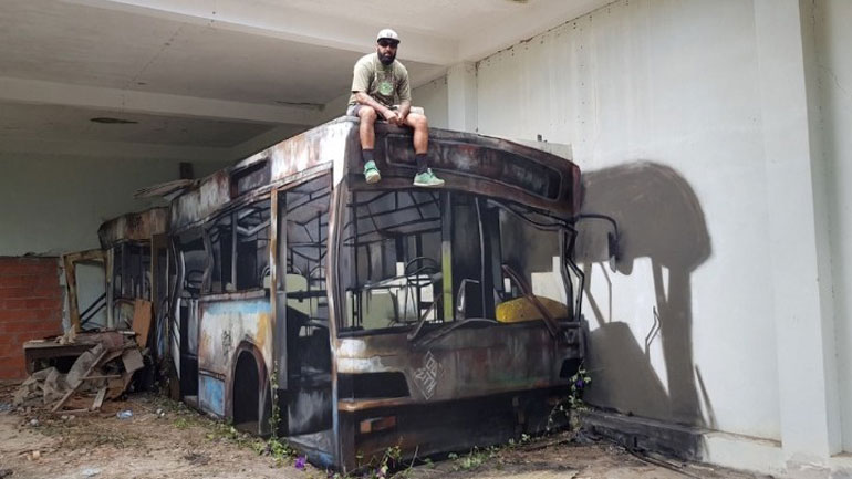 Kαι όμως ο Odeith δεν κάθεται πάνω σε ένα λεωφορείο!