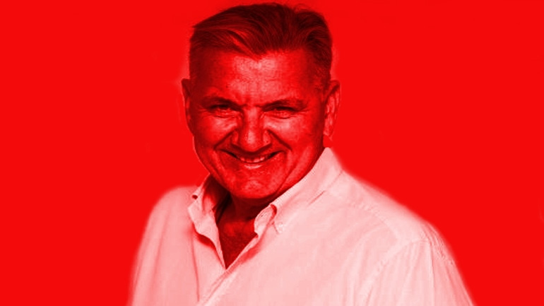 Ο Θαναηλάκης και οι εκδουλεύσεις που μετατρέπουν τη Δημοσιογραφία σε τοξικό ανέκδοτο