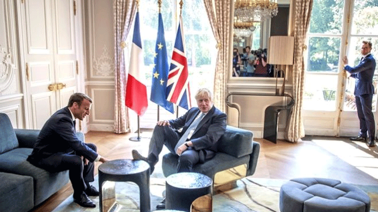 Με το πόδι στο… τραπέζι ο Τζόνσον στη συνάντηση με τον Μακρόν