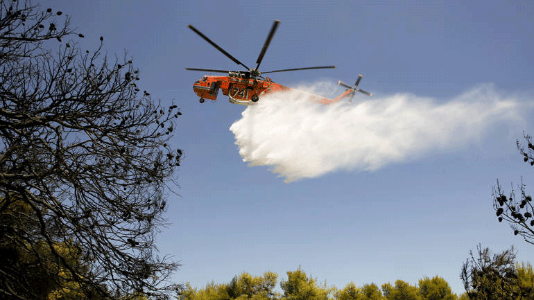 Σε εξέλιξη πυρκαγιά στα Αντίκυρα Βοιωτίας