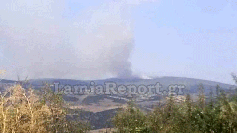 Σε εξέλιξη φωτιά στο Πετρωτό Δομοκού