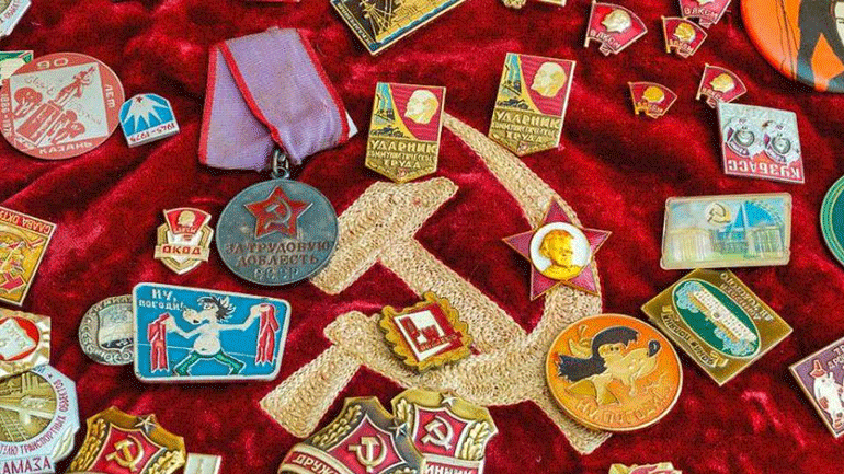 Η Λιθουανία ζητεί από την Amazon να σταματήσει την πώληση προϊόντων που φέρουν το σφυροδρέπανο