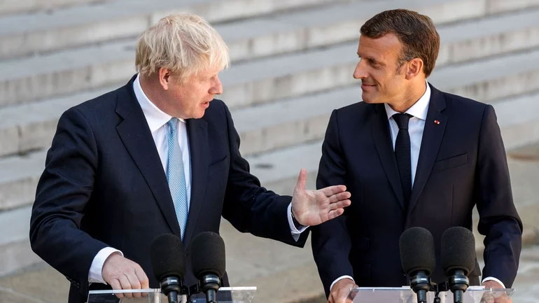 Μακρόν σε Τζόνσον: «Η τύχη της Βρετανίας είναι αποκλειστικά δική σας επιλογή»