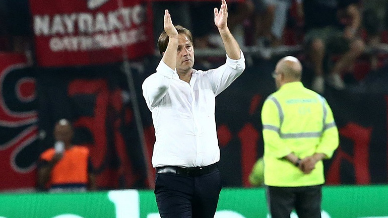 H αποθέωση του Μαρτίνς από τον κόσμο του Ολυμπιακού μετά τον θρίαμβο επί της Κράσνονταρ