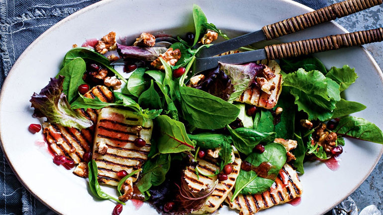 Δροσιστική σαλάτα με μαρούλι και χαλούμι