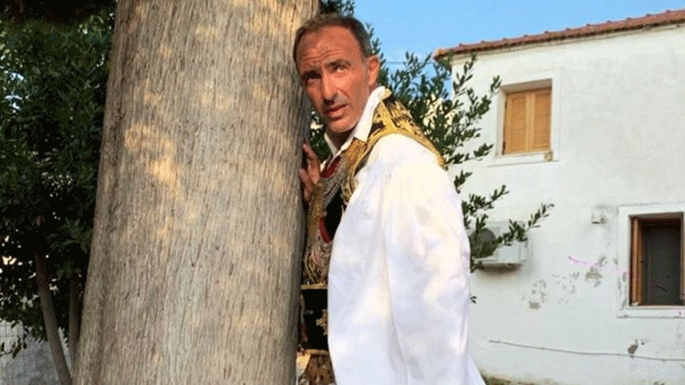 Ο Nίκος Αλιάγας χορεύει με φουστανέλα σε πανηγύρι στην πατρίδα του!
