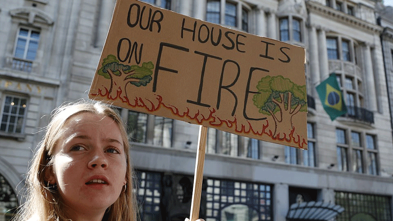 Στους δρόμους οι πολίτες για τη διάσωση του «φλεγόμενου» Αμαζονίου