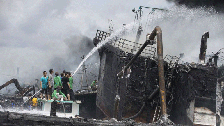 Ινδονησία: Τουλάχιστον τέσσερις νεκροί και 30 αγνοούμενοι από πυρκαγιά σε φεριμπότ