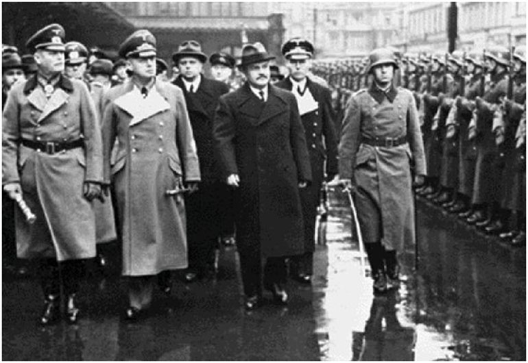 Ο Μολότοφ επιθεωρεί άγημα της Βέρμαχτ