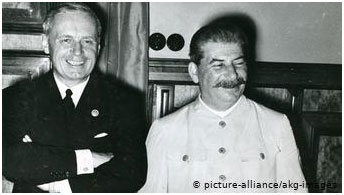 O Γιόαχιμ φον Ρίμπεντροπ με τον Ιωσήφ Στάλιν