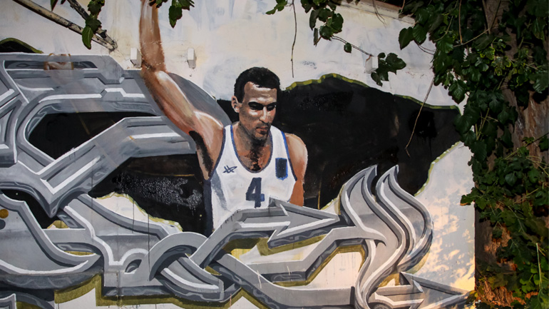 Με φανέλα της Εθνικής το νέο γκράφιτι του Νίκου Γκάλη!