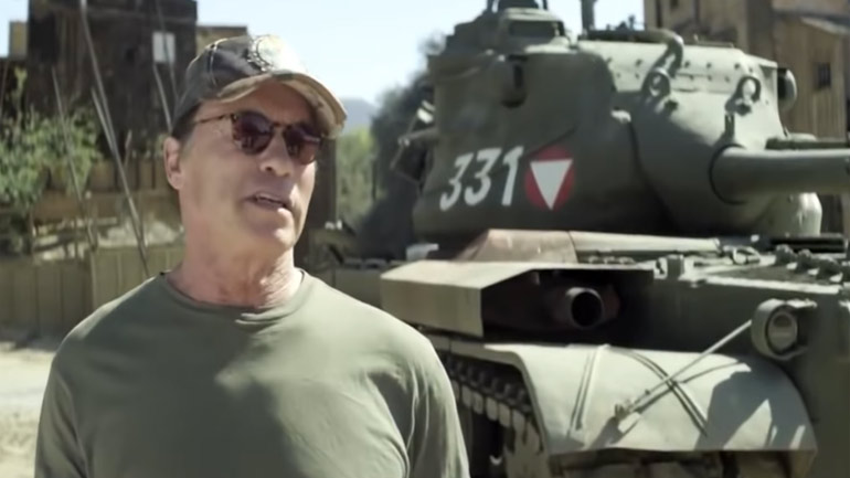 Στον Σβαρτζενέγκερ αρέσει ακόμα να… παίζει με το τανκς του