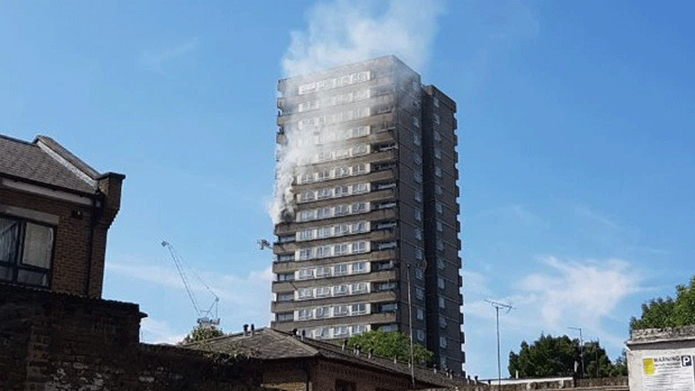 Λονδίνο: Ξέσπασε φωτιά σε πολυκατοικία κοντά στον πύργο Γκρένφελ