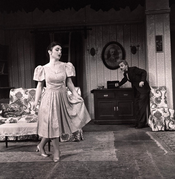 Από την παράσταση «Δεσποινίς ετών 39...» των Αλέκου Σακελλάριου και Χρήστου Γιαννακόπουλου, σε σκηνοθεσία Παύλου Παγανόπουλου (1978) Θέατρο Εταιρείας Μακεδονικών Σπουδών Ελισάβετ Ναζλίδου, Αντώνης Μπαμπούνης