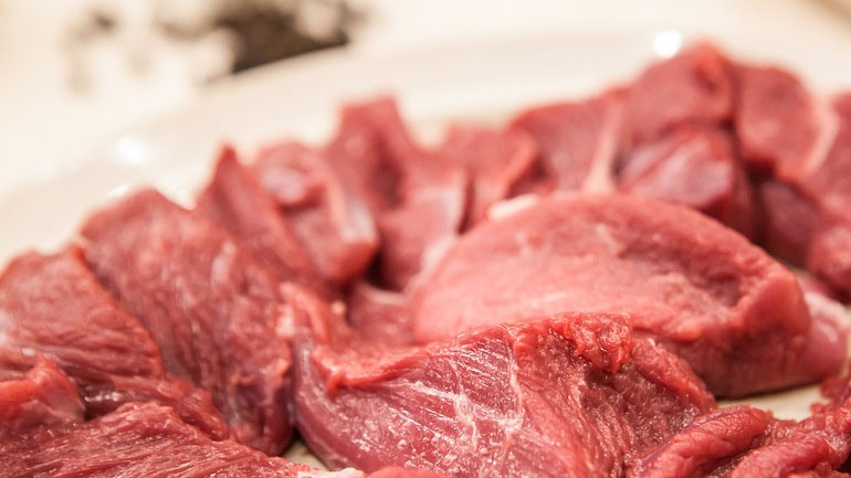 Δέσμευση χοιρινού κρέατος σε κρεοπωλείο του Πειραιά