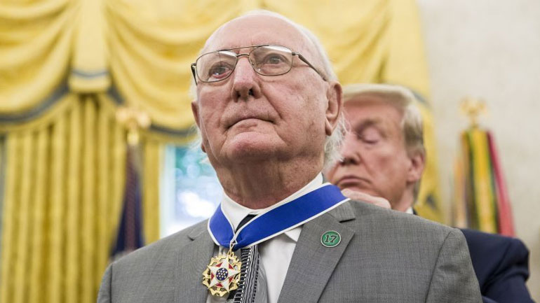 Ο Τραμπ απένειμε το «Μετάλλιο της Ελευθερίας» στον 91χρονο μύθο του μπάσκετ Μπομπ Κούζι