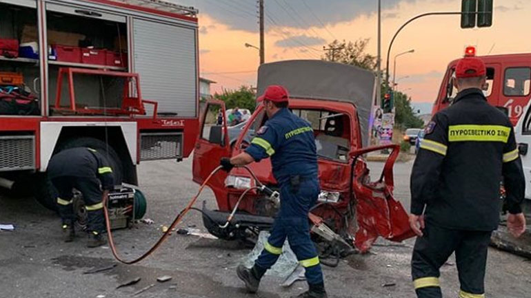 Αγρίνιο: Σοβαρό τροχαίο με τρεις τραυματίες στον κόμβο Τριανταίικων