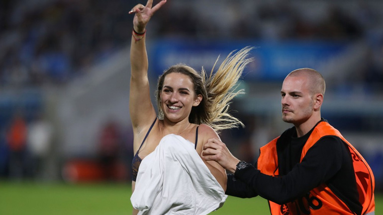 Hμίγυμνη γυναίκα εισέβαλε στο γήπεδο και διέκοψε το ματς του ΠΑΟΚ με τη Σλόβαν