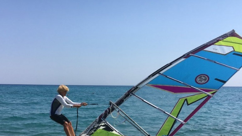 Ελληνίδα σέρφερ 81 ετών ετοιμάζεται να μπει στο βιβλίο Γκίνες