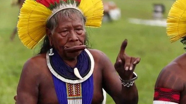 Ο Ινδιάνος αρχηγός Ραόνι κατηγόρησε τον Μπολσονάρου ότι θέλει να καταστρέψει τον Αμαζόνιο